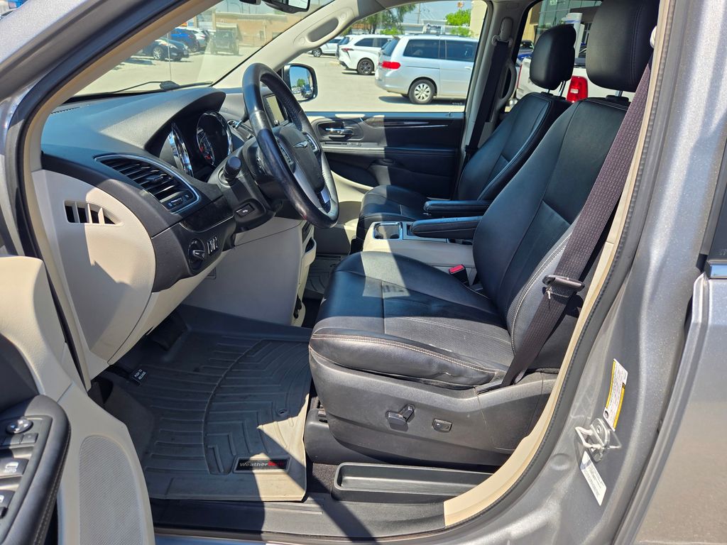 2013 Chrysler Town & Country photo 18