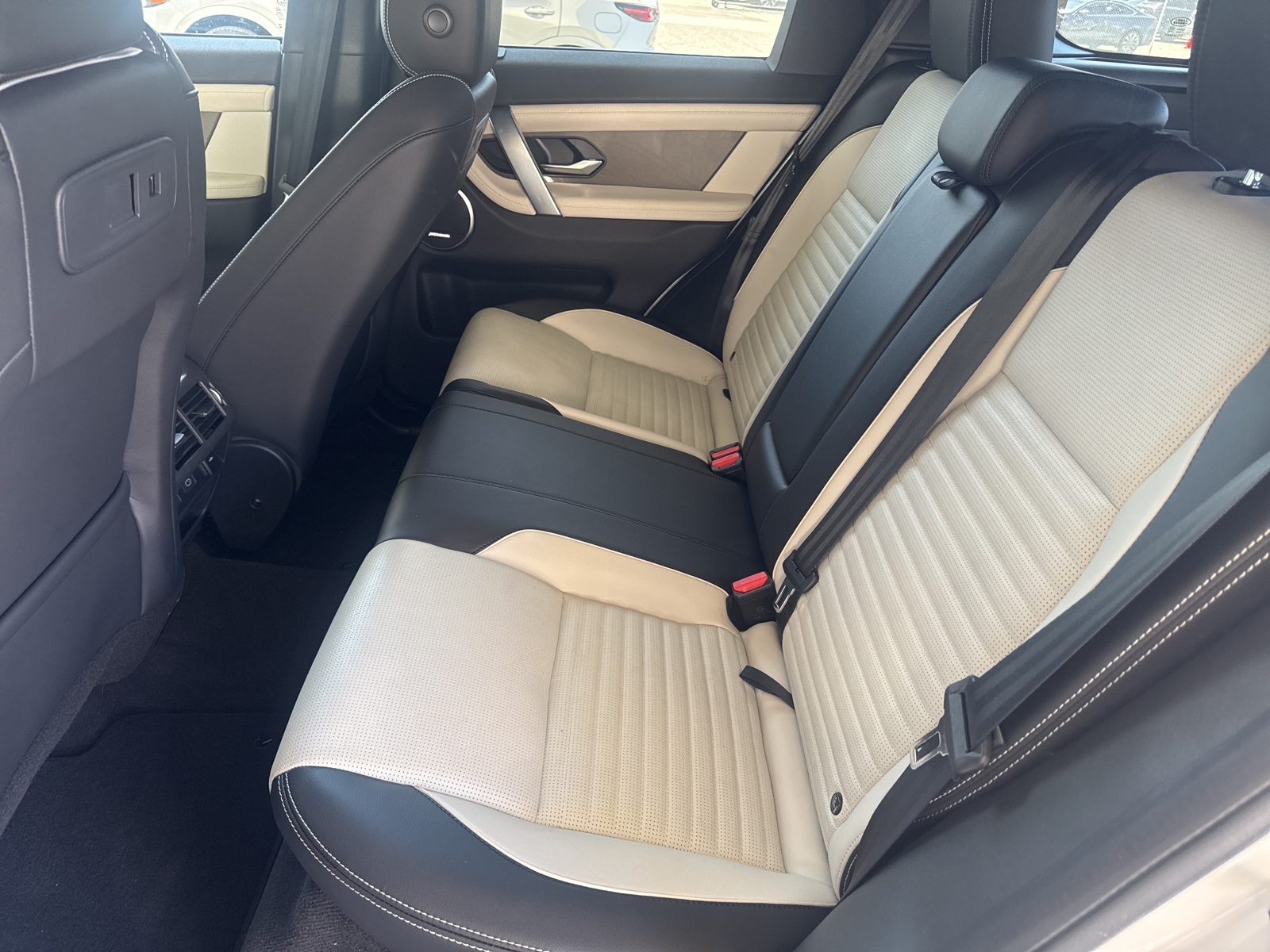 2024 Land Rover Discovery Sport SE photo 9