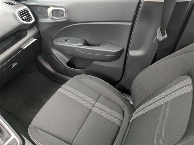 2025 Hyundai Venue SEL photo 16