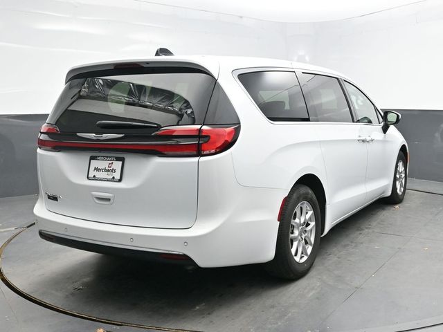 2022 Chrysler Voyager LX photo 3
