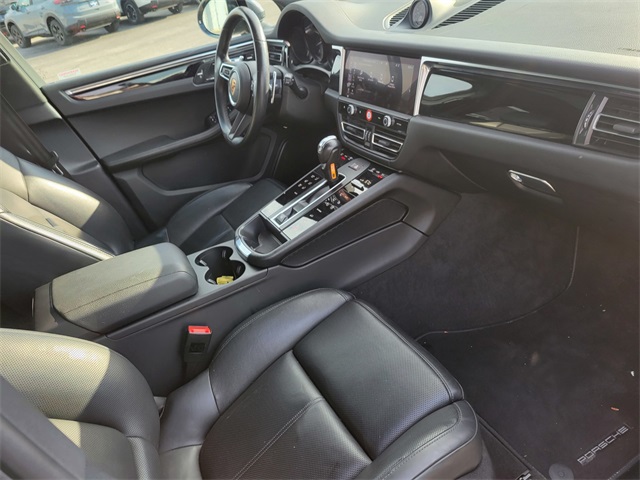 2023 Porsche Macan T photo 17