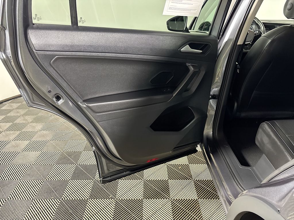 2021 Volkswagen Tiguan SE photo 17