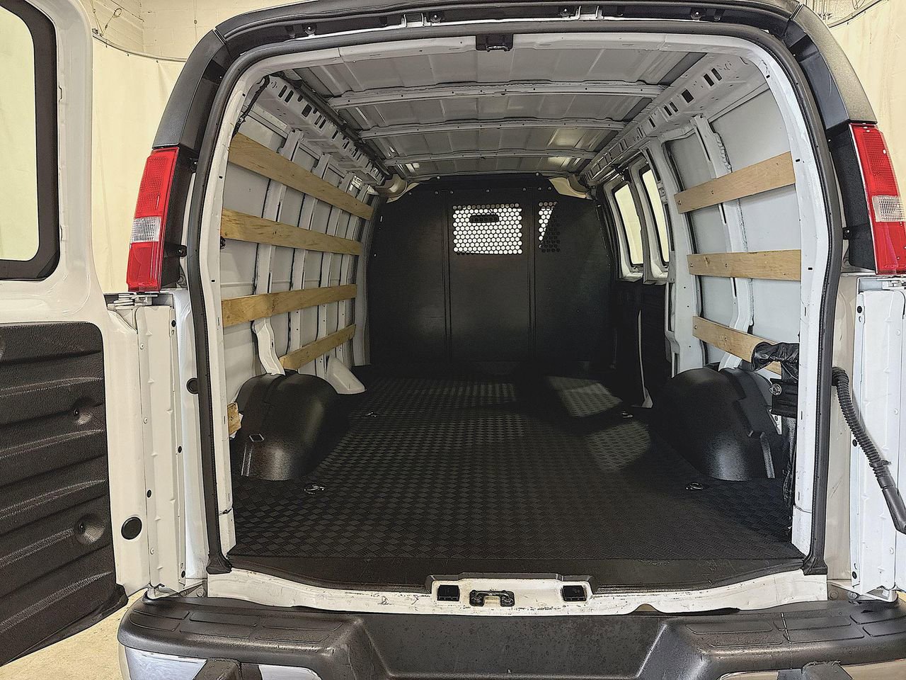 2023 Chevrolet Express Cargo Van photo 19