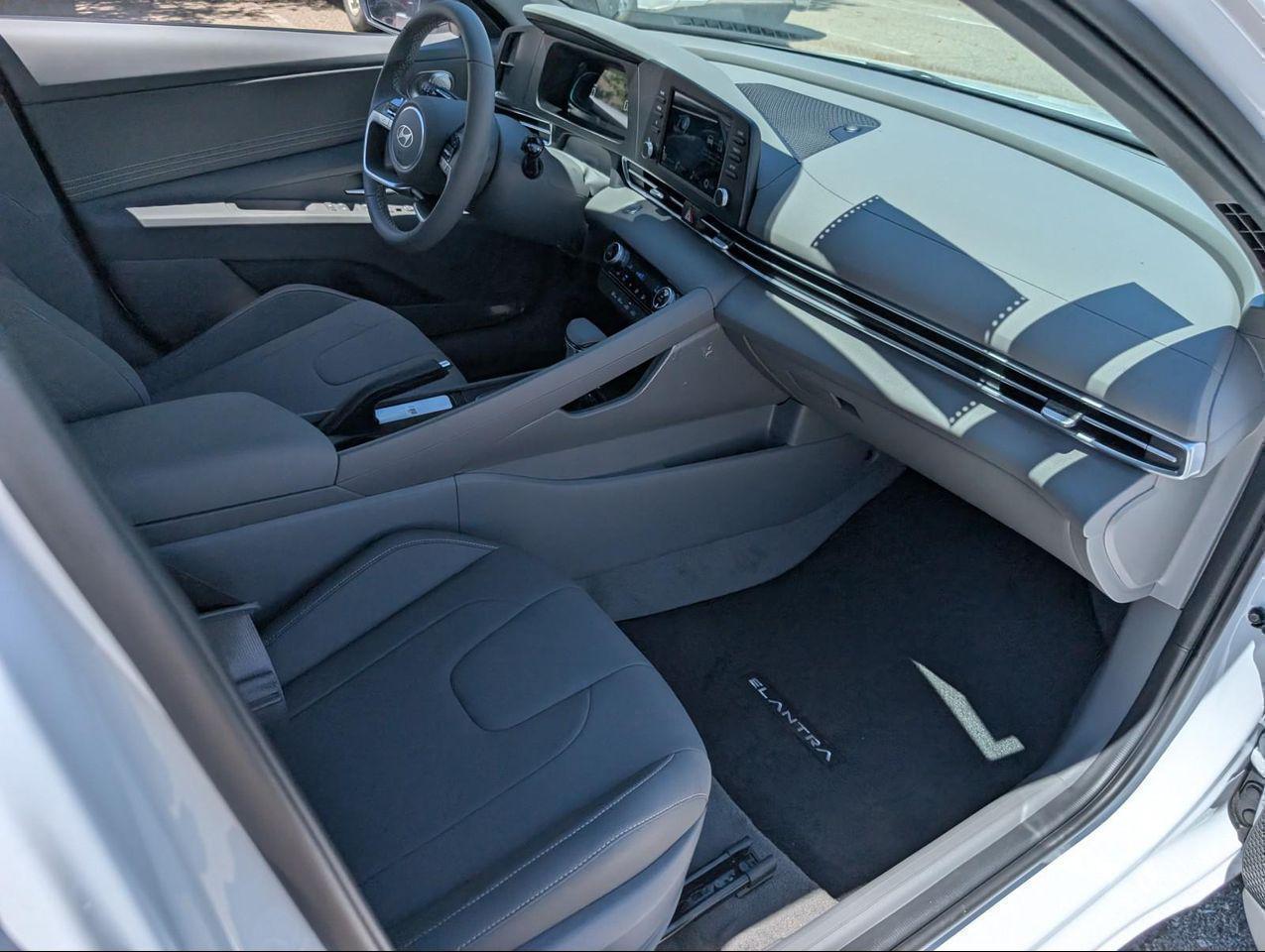 2025 Hyundai Elantra SEL Sport photo 20