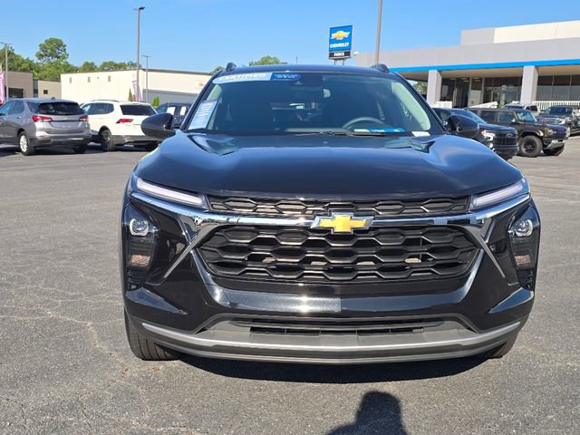 2024 Chevrolet Trax LT photo 2