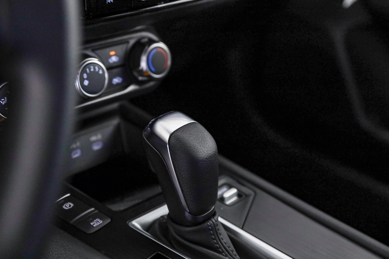 2025 Nissan Kicks SV photo 18
