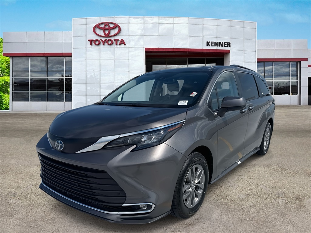 2024 Toyota Sienna XLE photo 3