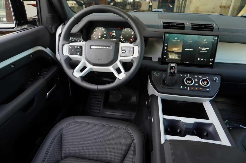 2025 LAND ROVER DEFENDER - Image 14
