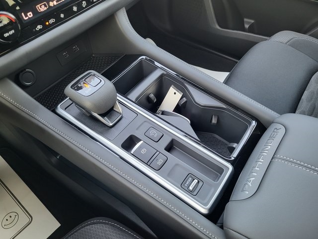2025 Nissan Pathfinder SV photo 18