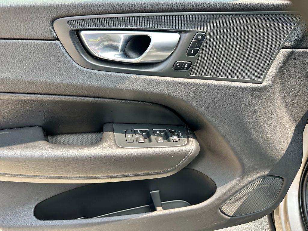 2025 Volvo XC60 B5 Core photo 11