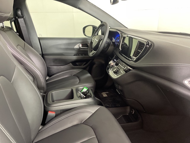 2026 Chrysler Pacifica photo 13