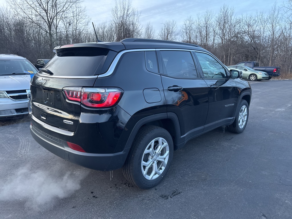 2024 Jeep Compass Latitude photo 3