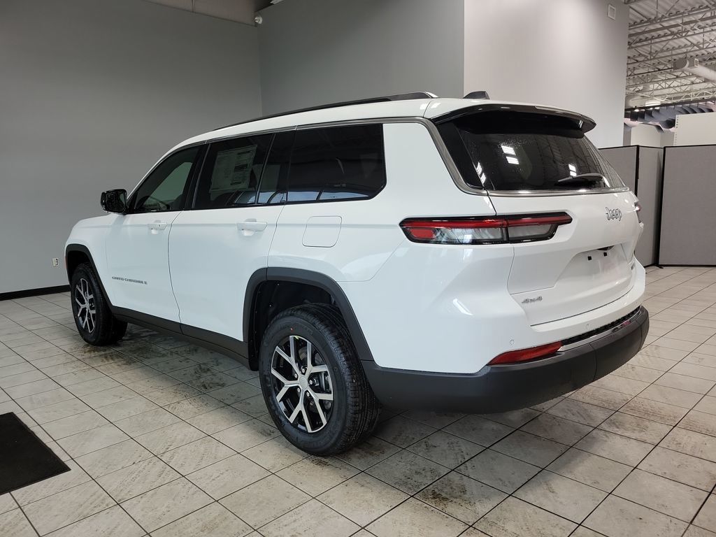 2025 Jeep Grand Cherokee Limited photo 3