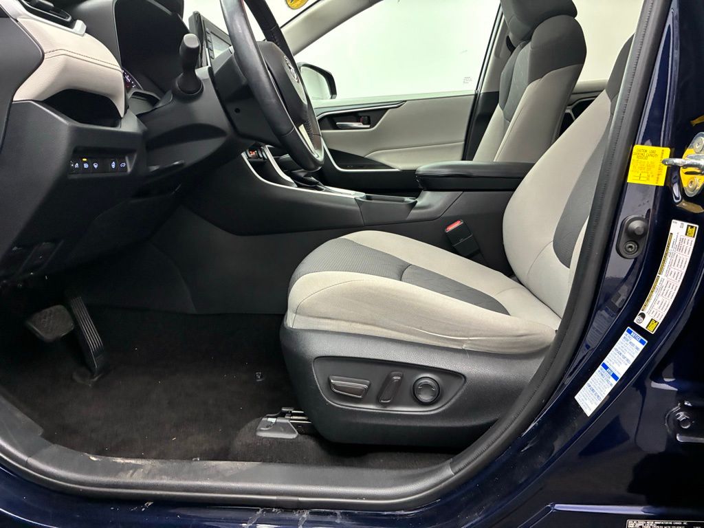 2020 Toyota RAV4 XLE photo 13