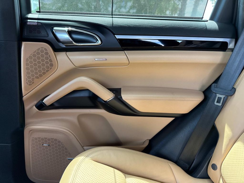 2016 Porsche Cayenne Base photo 15