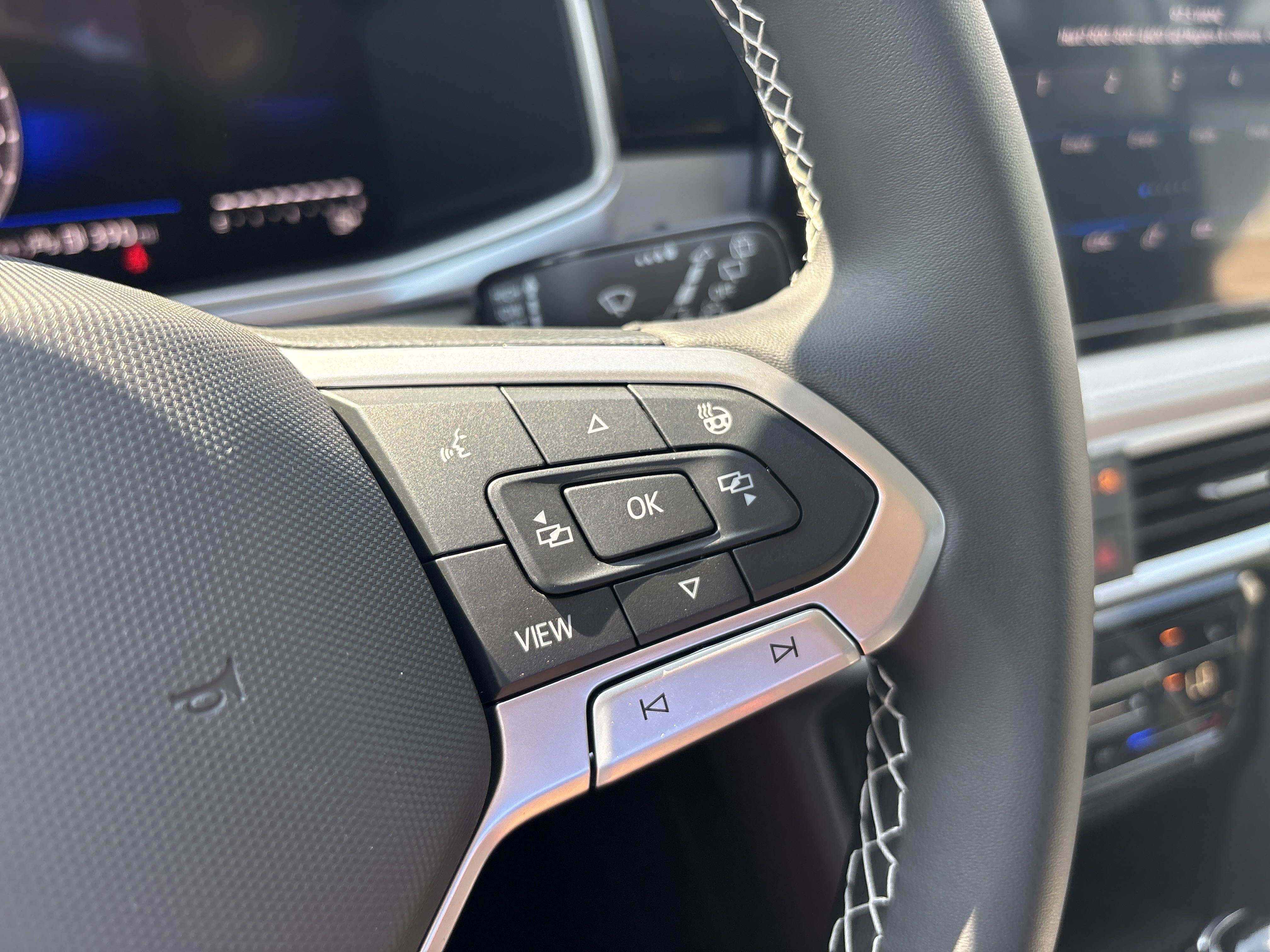 2025 Volkswagen Taos SE photo 4