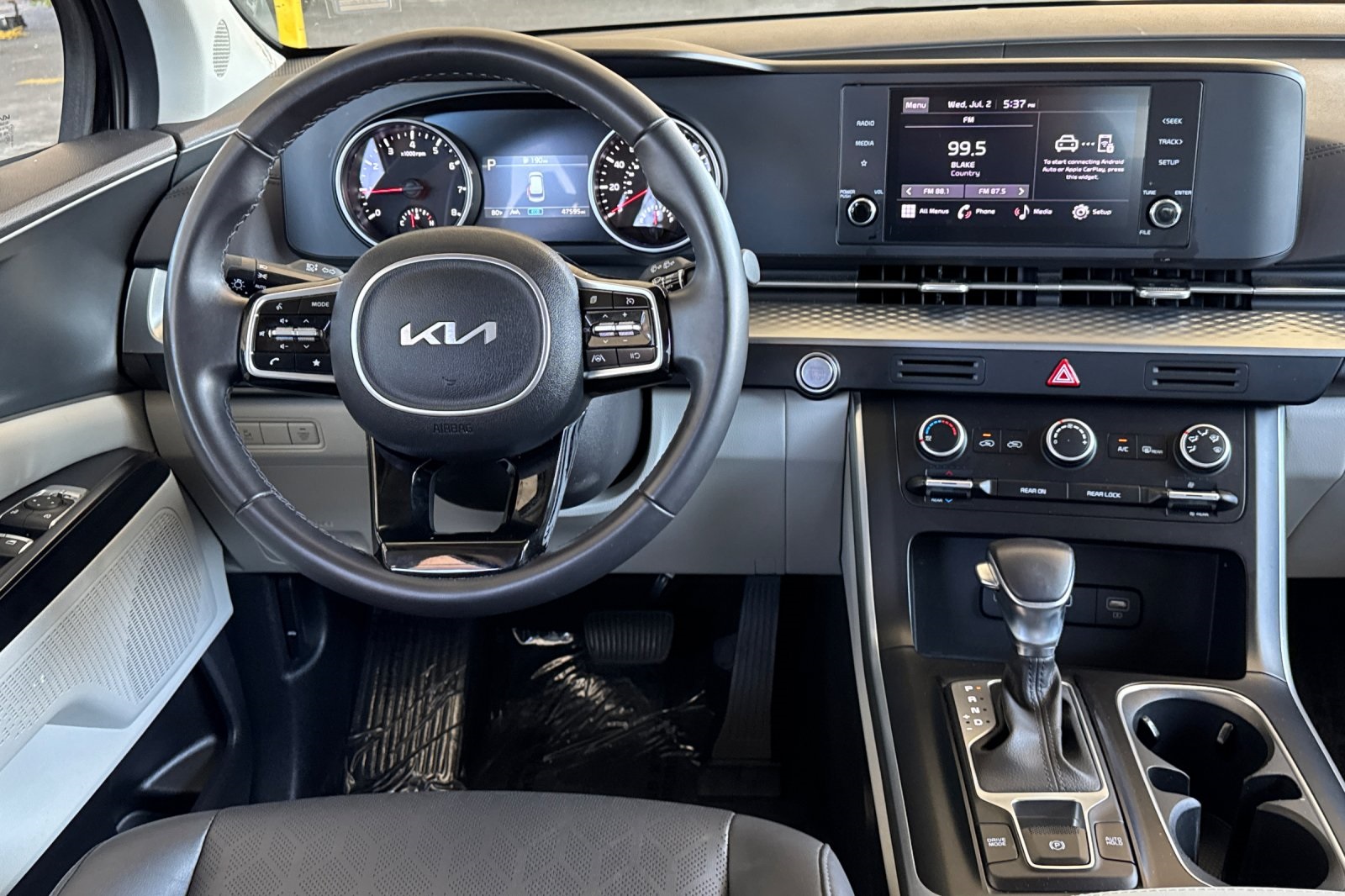 2024 Kia Carnival LX photo 12