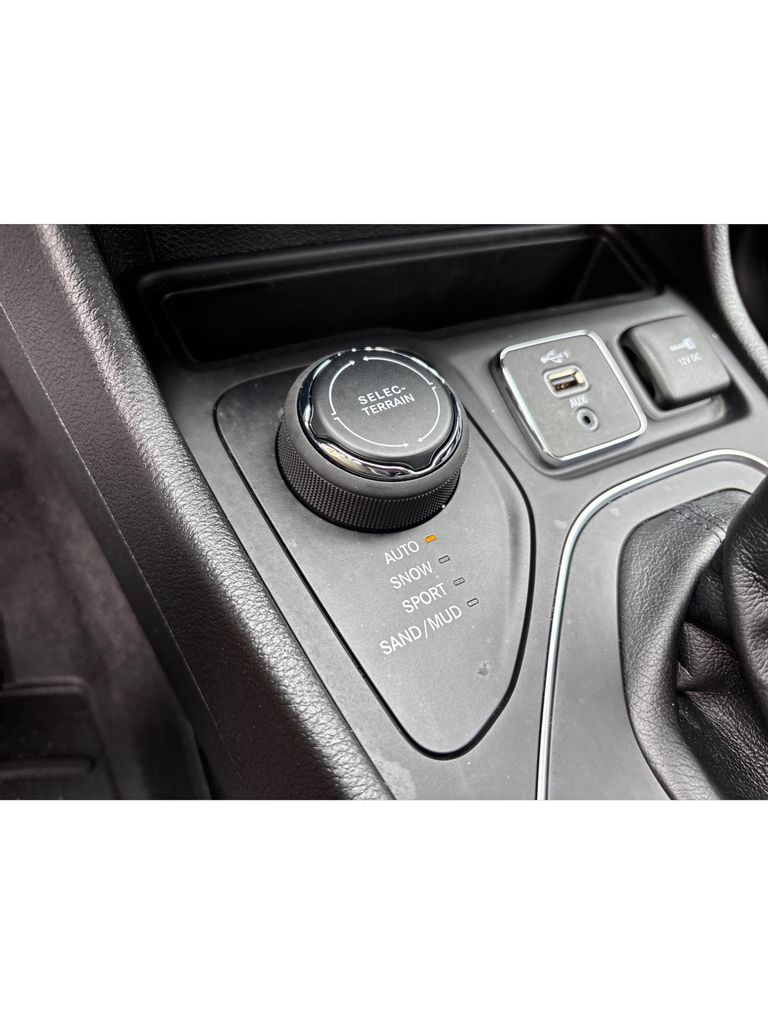 2022 Jeep Cherokee Latitude Lux photo 26