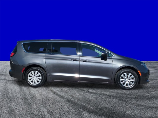 2021 Chrysler Voyager L photo 3