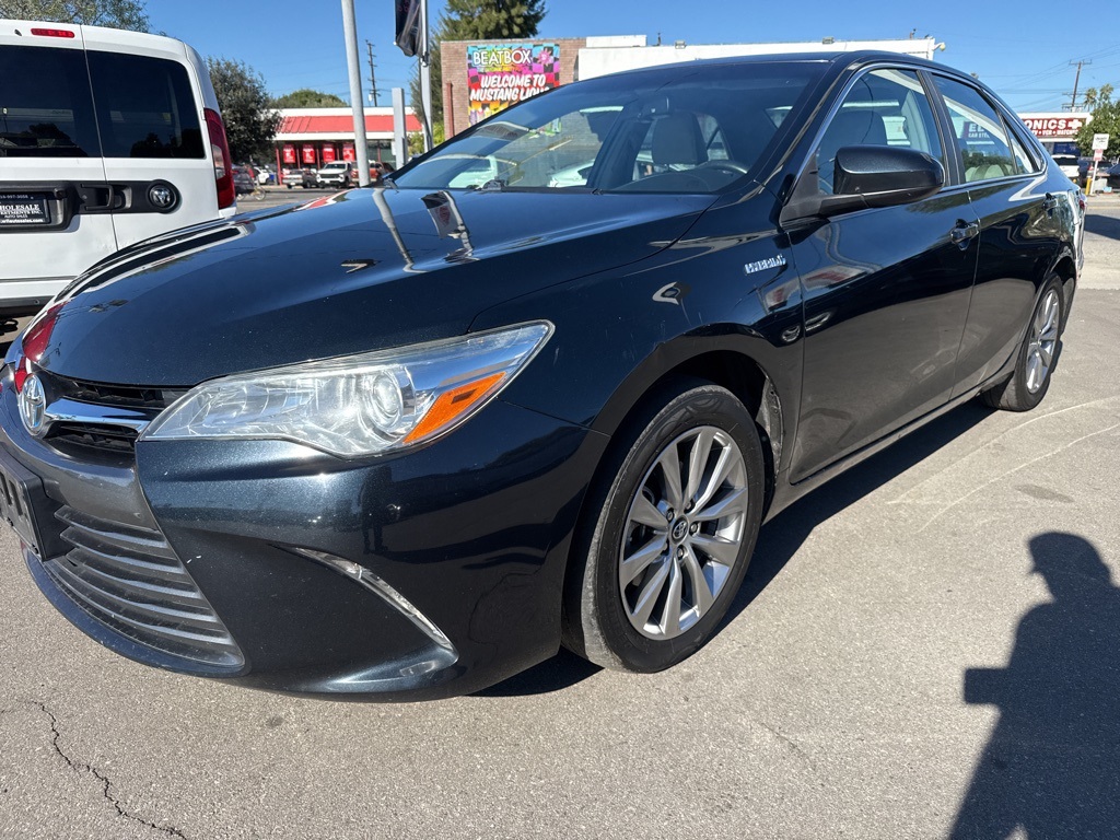 2017 Toyota Camry SE XLE Hybrid photo 2