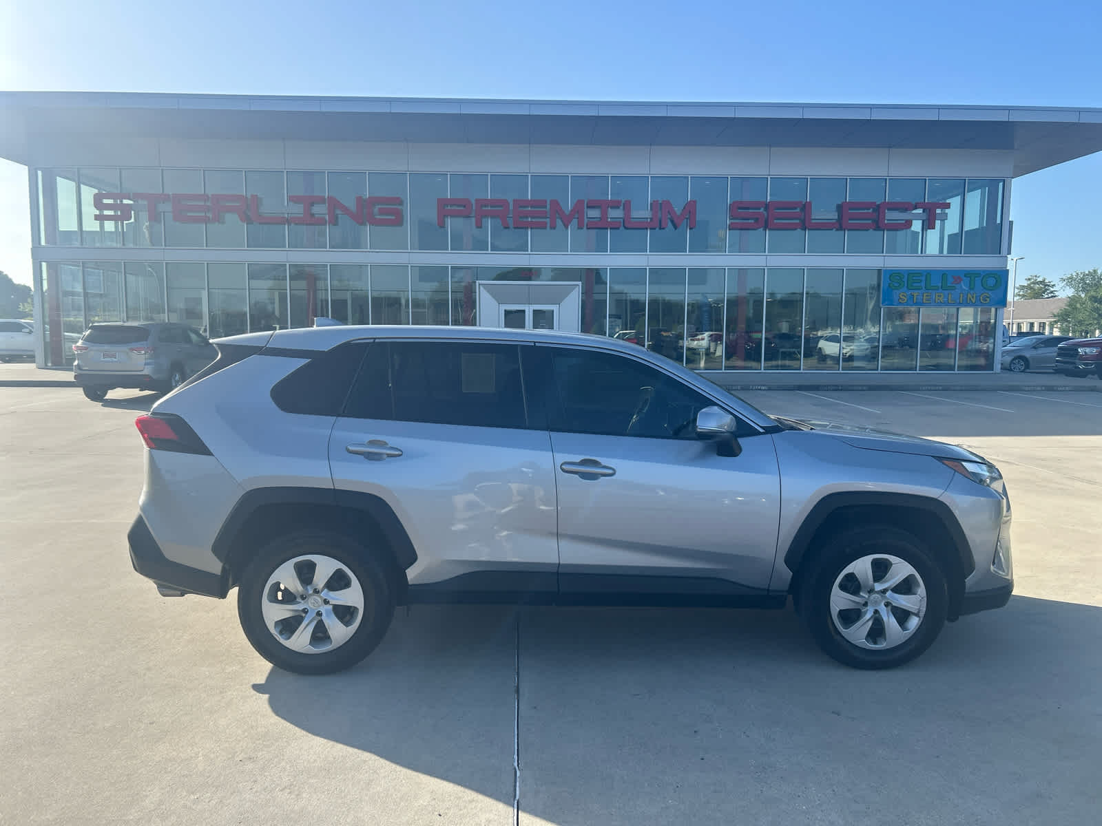 2023 Toyota RAV4 LE's photo