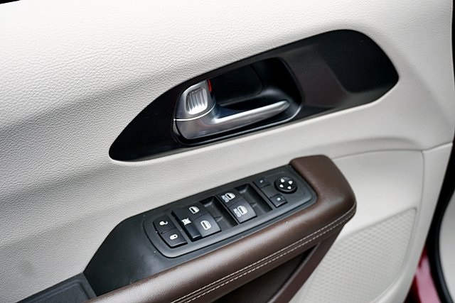 2021 Chrysler Pacifica Touring photo 25