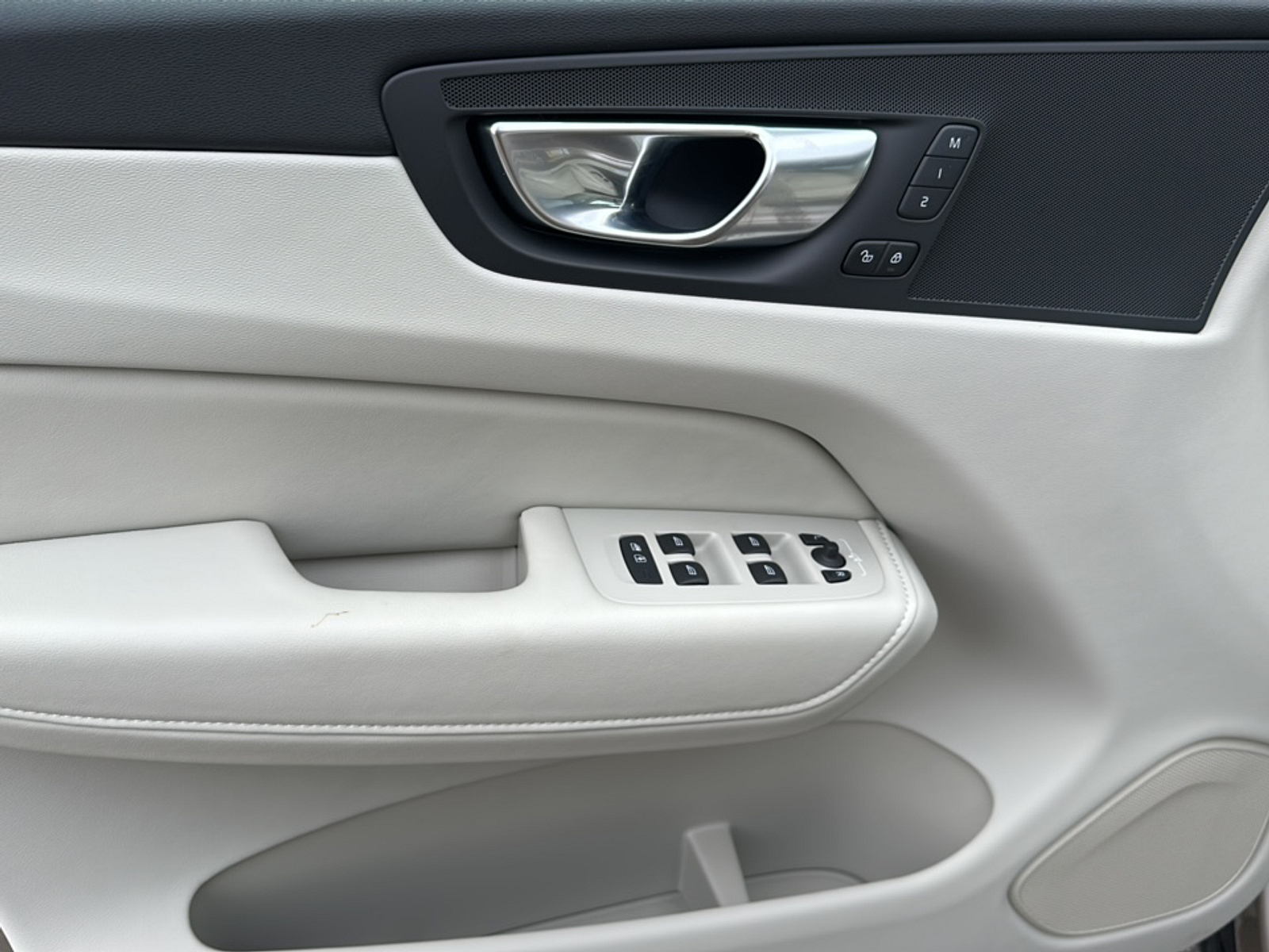 2024 Volvo XC60 Recharge Hybrid T8 Plus photo 8