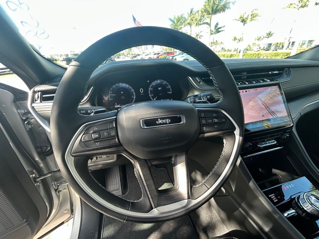2025 Jeep Grand Cherokee Limited photo 17