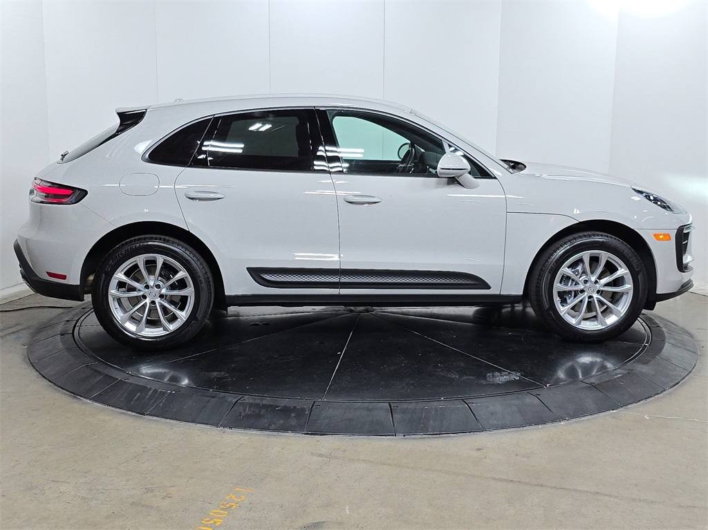 2025 Porsche Macan T photo 6
