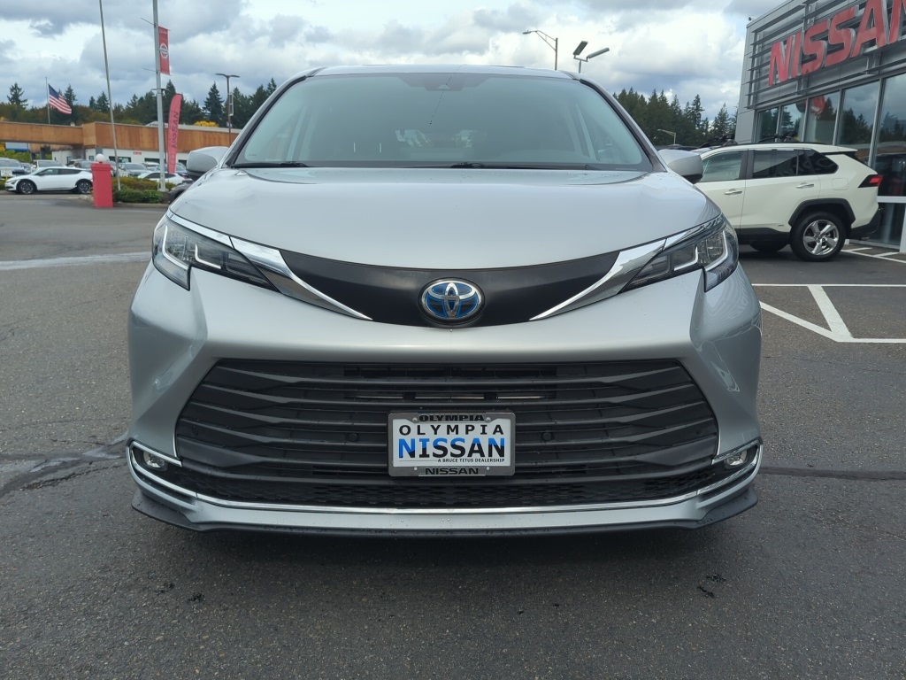 2021 Toyota Sienna XLE photo 3