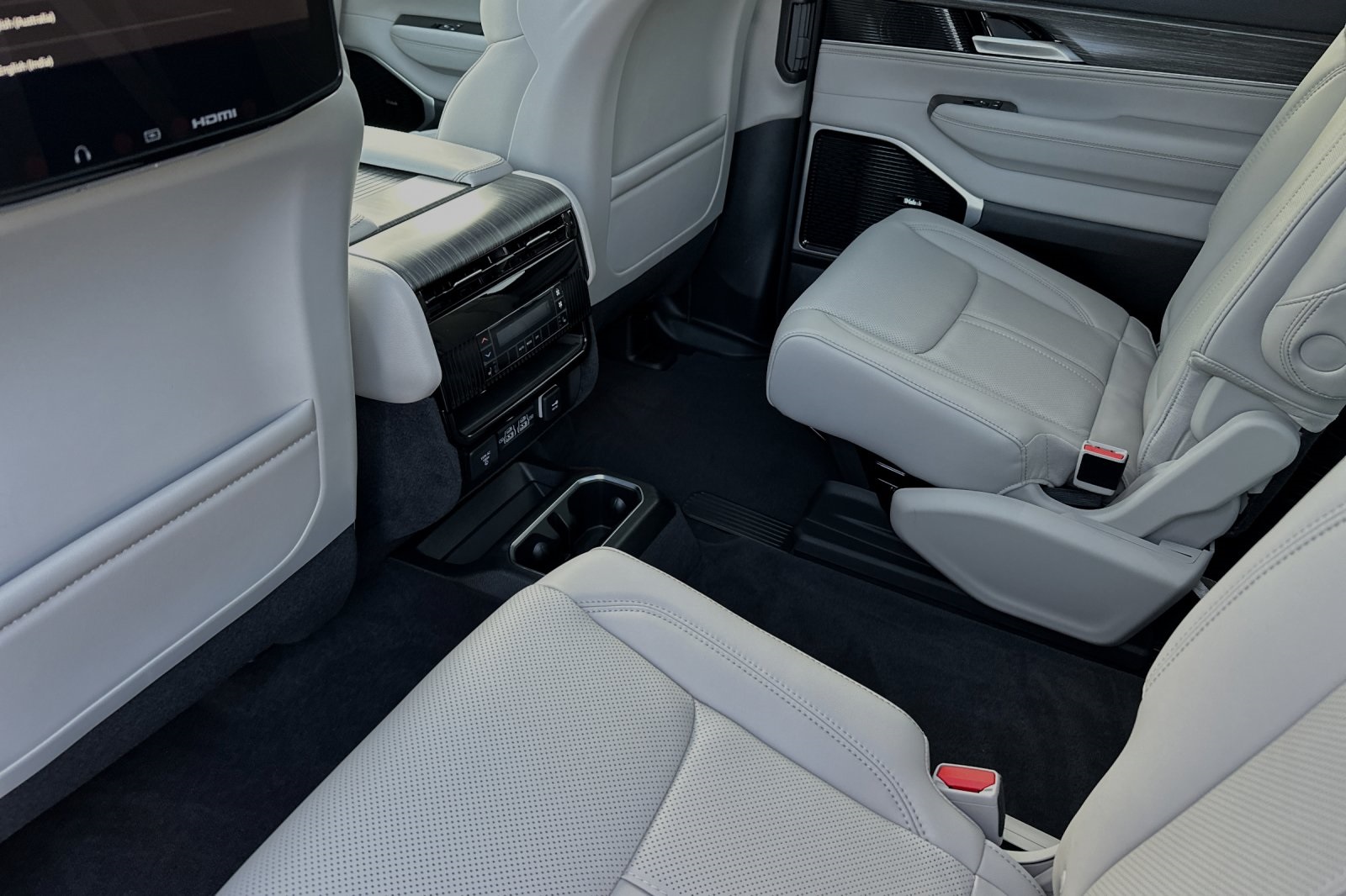 2024 Jeep Wagoneer L Series III photo 11
