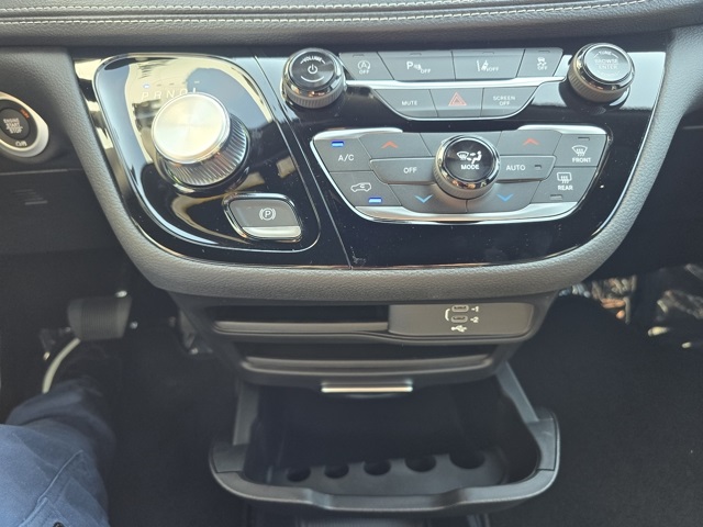 2026 Chrysler Pacifica photo 14