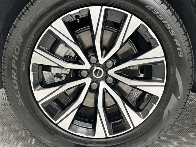 2025 Volvo XC60 B5 Plus photo 2