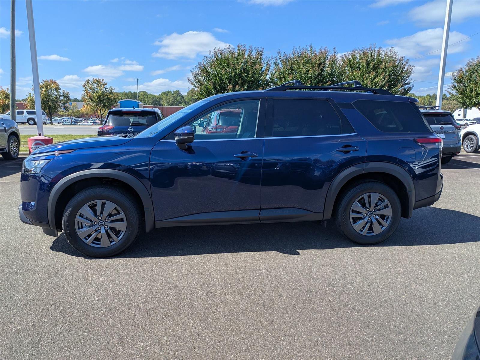 2025 Nissan Pathfinder SV photo 8