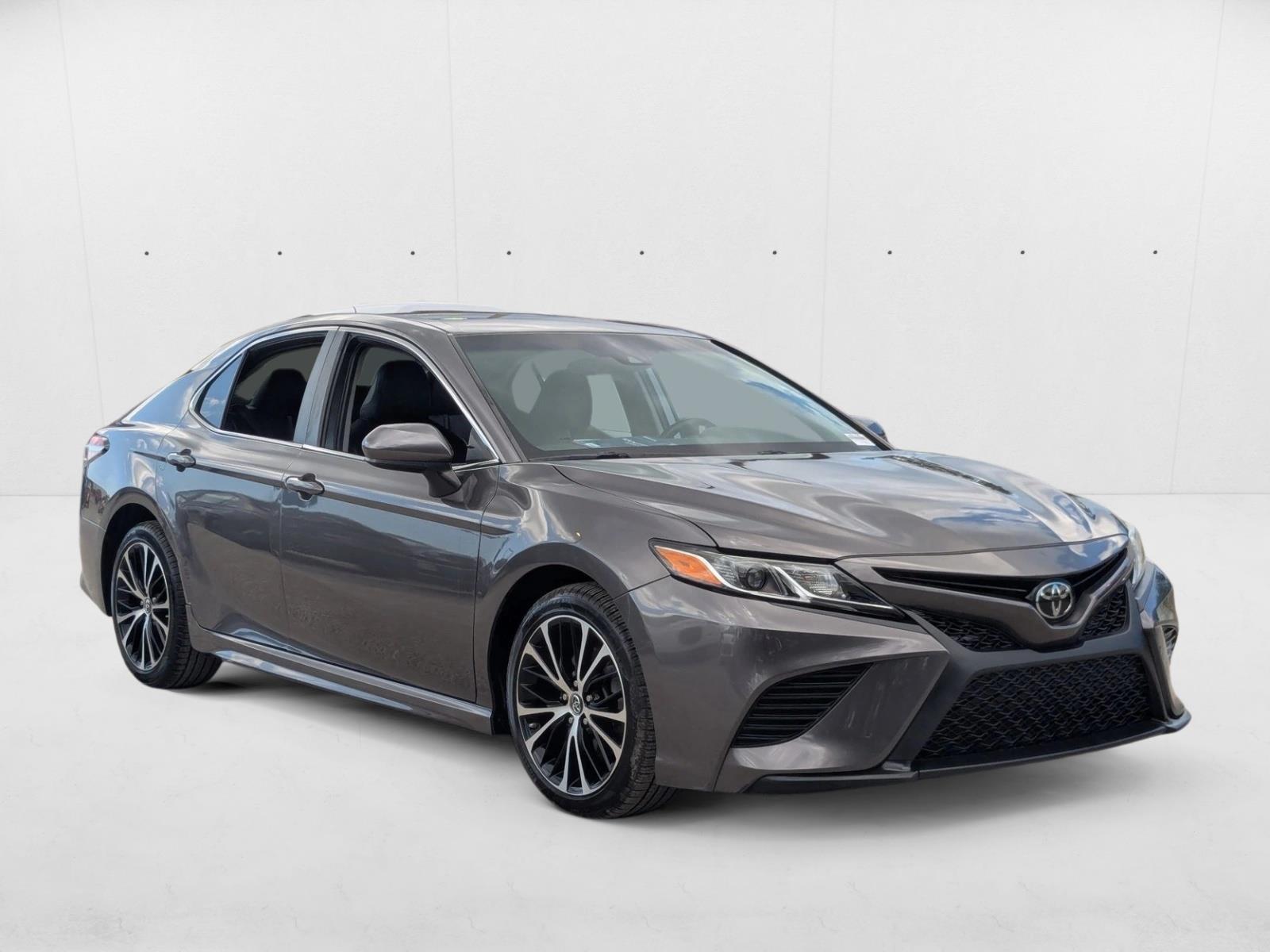 2018 Toyota Camry SE photo 3