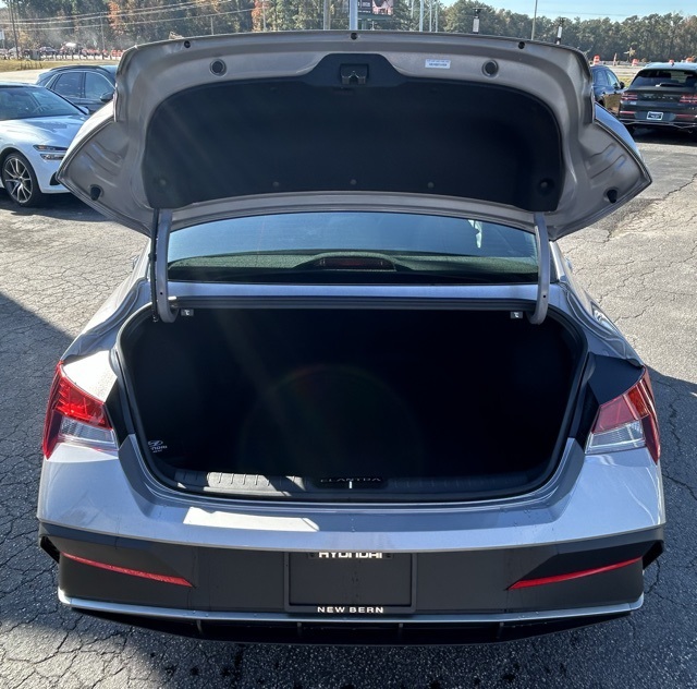 2026 Hyundai Elantra SEL Sport photo 4