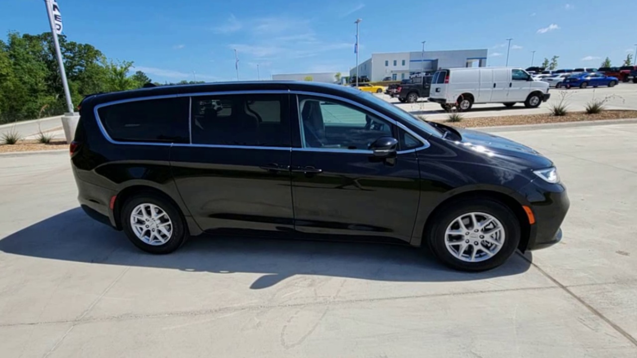 2024 Chrysler Pacifica Touring L photo 35