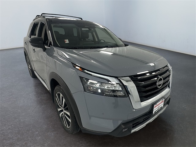 2025 Nissan Pathfinder Platinum's photo