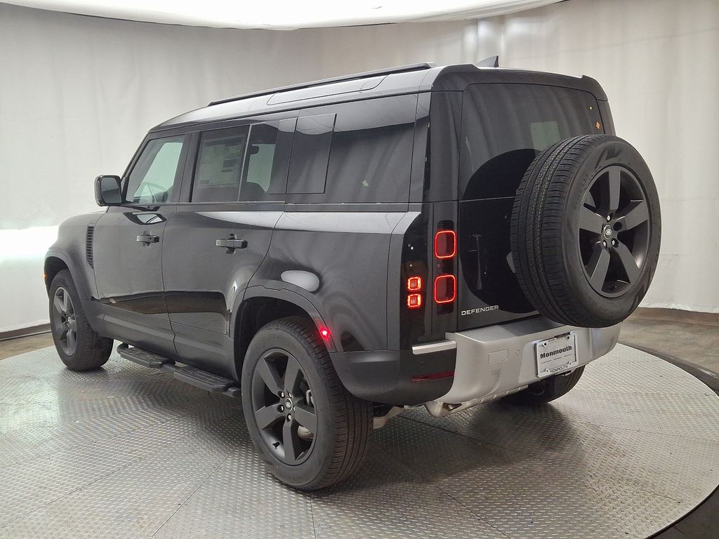 2025 Land Rover Defender 110 S photo 4