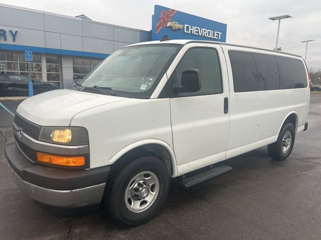 2021 Chevrolet Express Passenger LT's photo