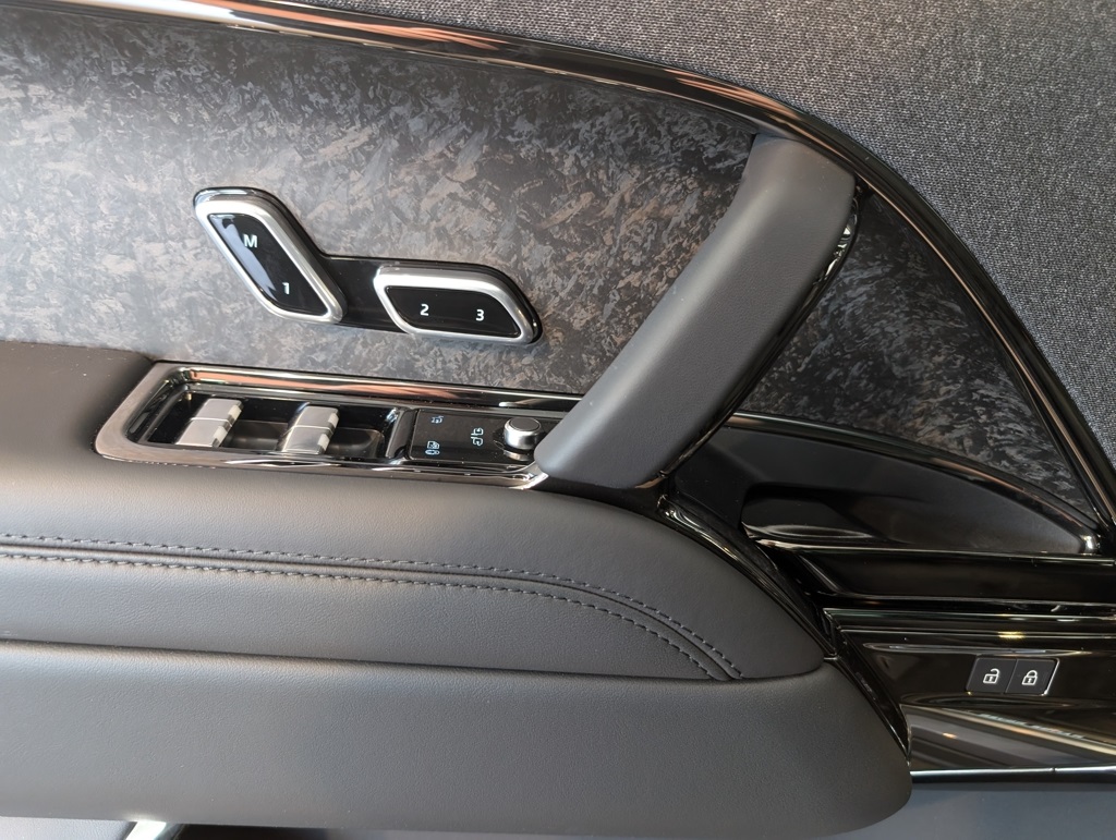 2025 Land Rover Range Rover Sport SE photo 6