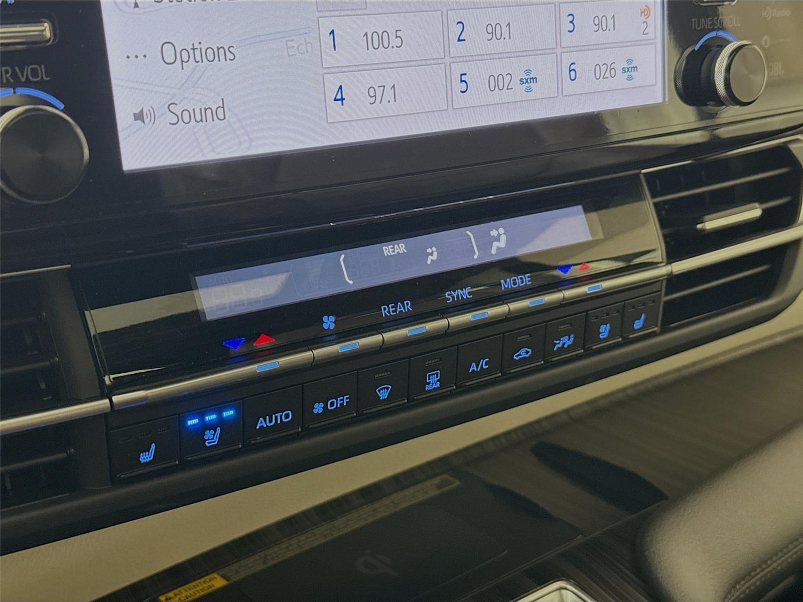2023 Toyota Sienna Platinum photo 24