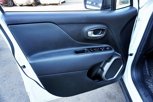 Certified Used 2022 White Jeep Latitude image 21