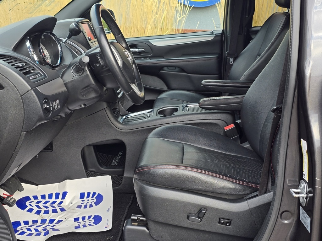 2017 Dodge Grand Caravan GT photo 2