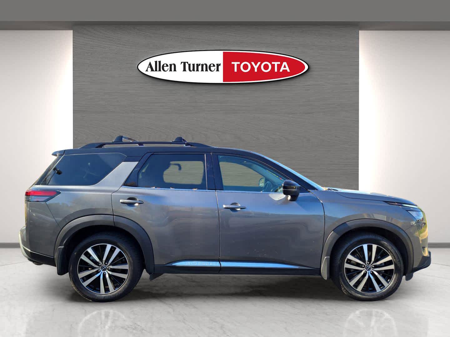 2023 Nissan Pathfinder Platinum photo 4