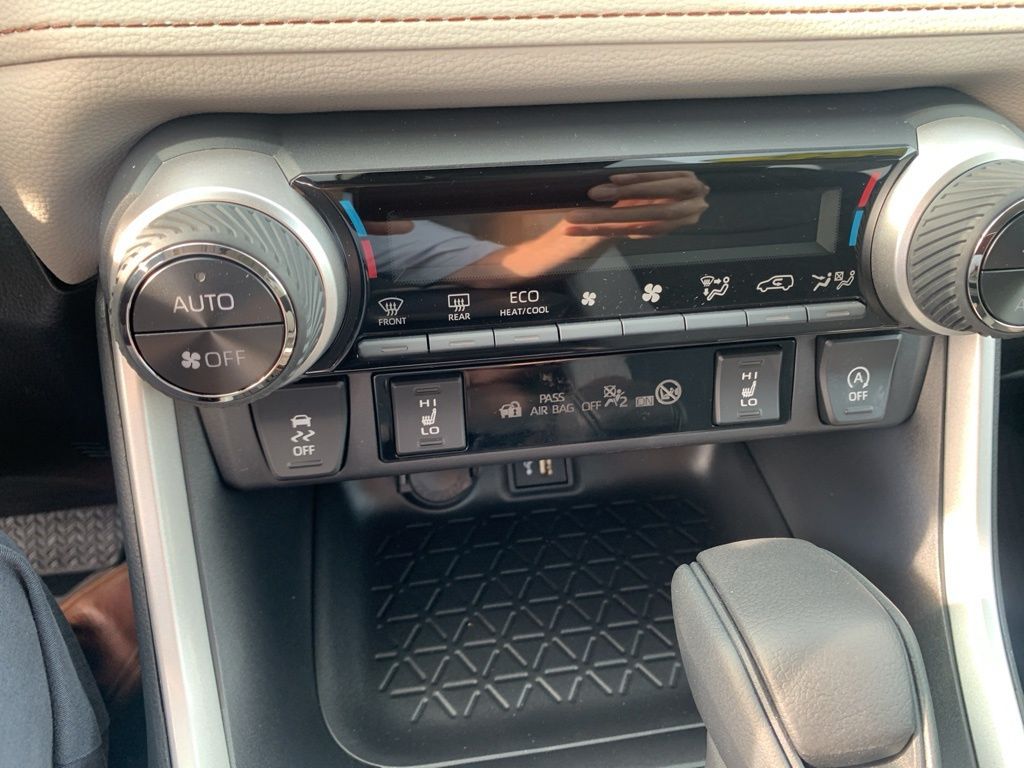 2025 Toyota RAV4 XLE photo 13