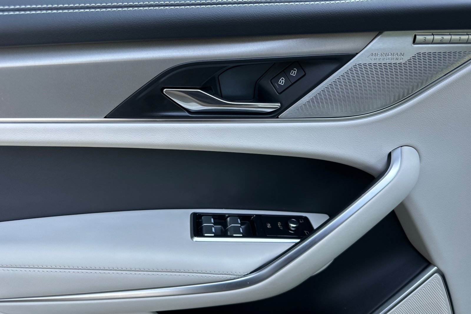 2025 Jaguar F-PACE P250 R-Dynamic S photo 11