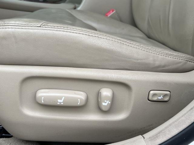 2004 Lexus ES 330 Base photo 9