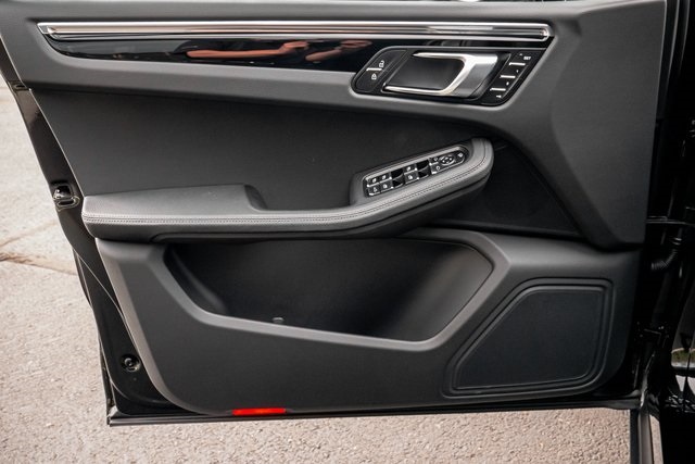 2025 Porsche Macan T photo 6