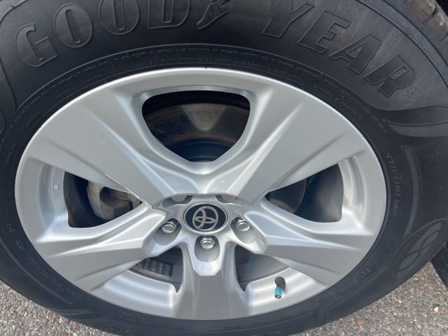 2021 Toyota RAV4 XLE photo 9